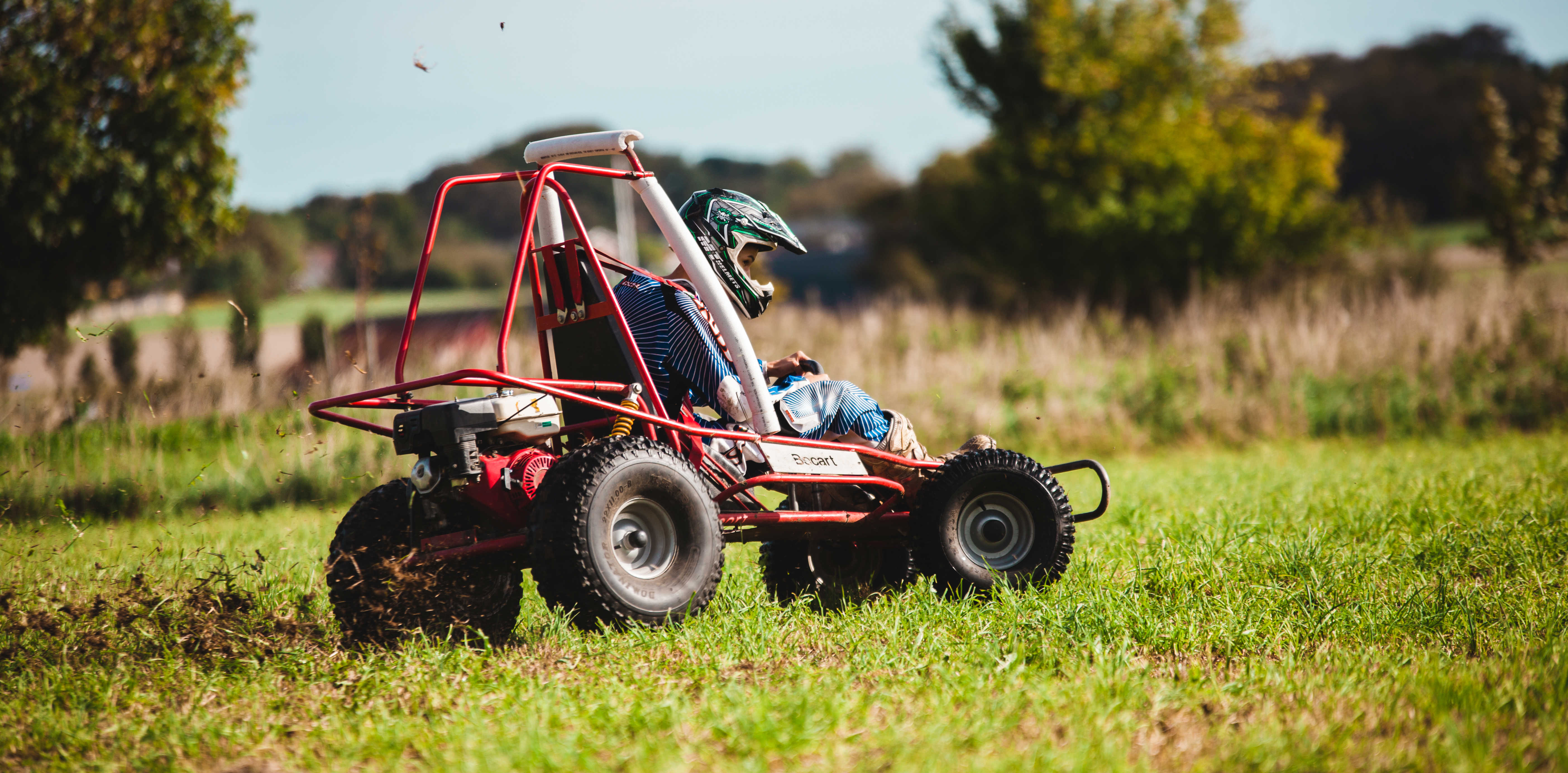 Beboer kører off road gokart på Kildebjerget